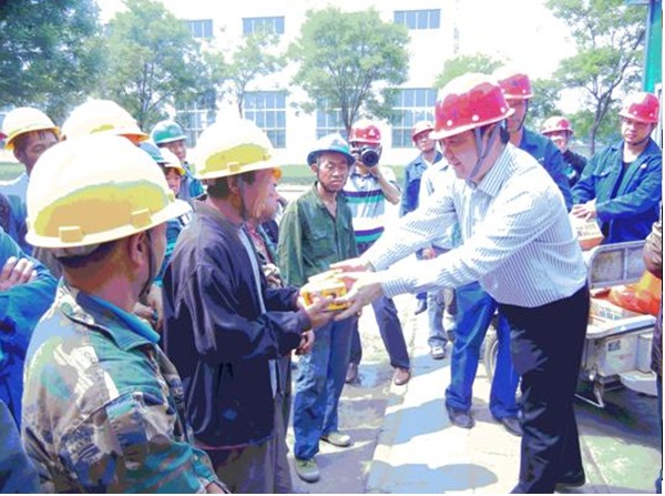 关爱职工 夏送清凉 ——装置公司工会深入一分公司河北邯郸项目部