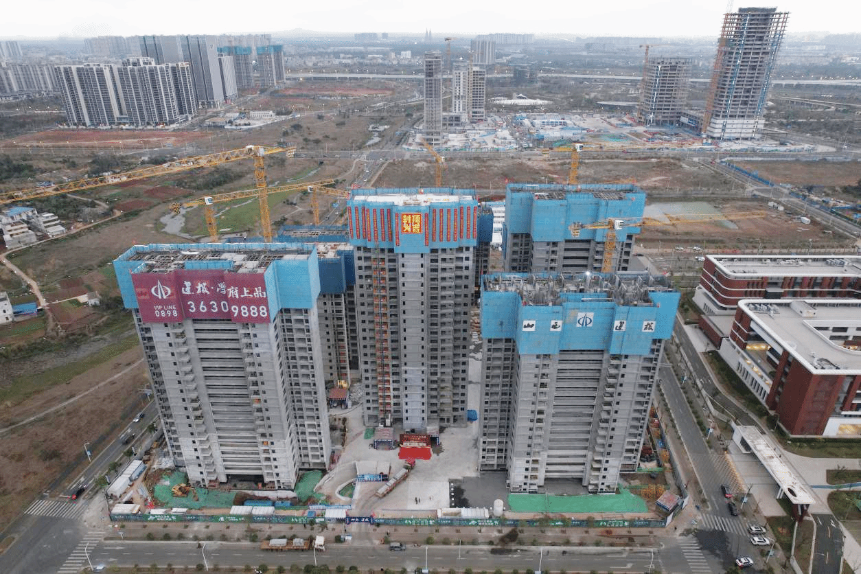 山西建投四建集团承建的建投·学贵寓品项目7#楼主体封顶