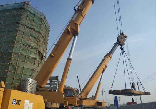 山西建投四建集团二青会水上运动中心项目终点塔160吨屋面桁架吊装乐成绩位