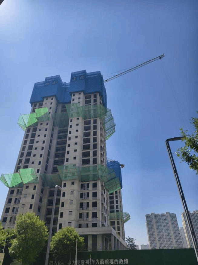 山西建投四建集团承建的太原远大购物广场·南上庄城中村刷新项目C区北座主体结构封顶