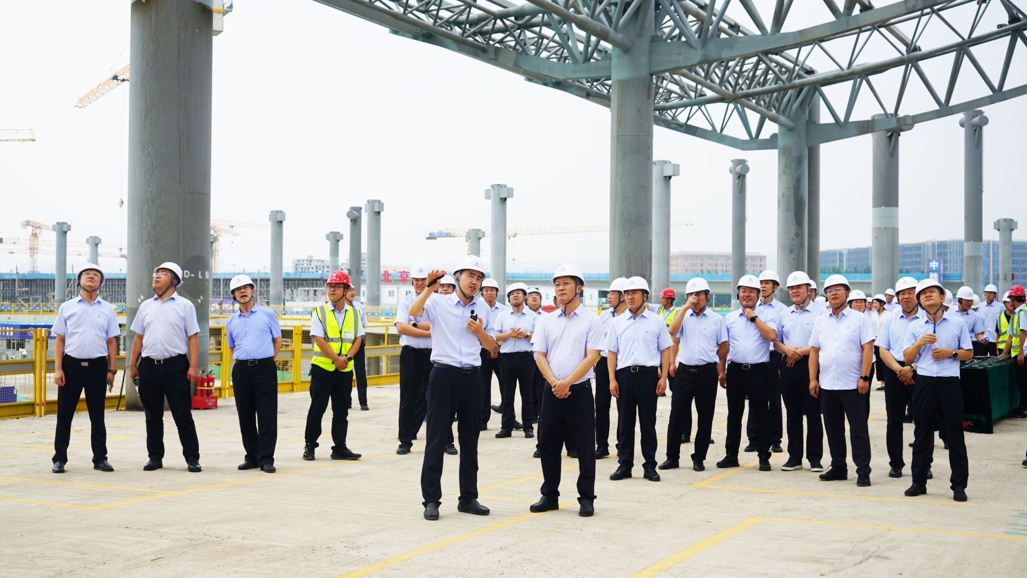 山西建投集团检查指导潇河工业公司承建的太原武宿国际机场三期改扩建工程T3航站楼东指廊钢结构项目