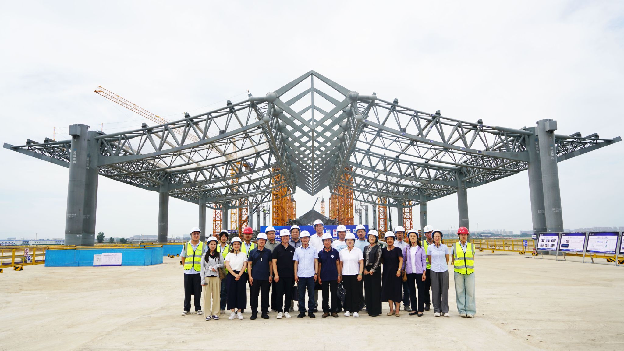 山西省钢结构协会专家团到山西建投潇河工业公司承建的太原武宿国际机场三期改扩建工程T3航站楼项目观摩指导