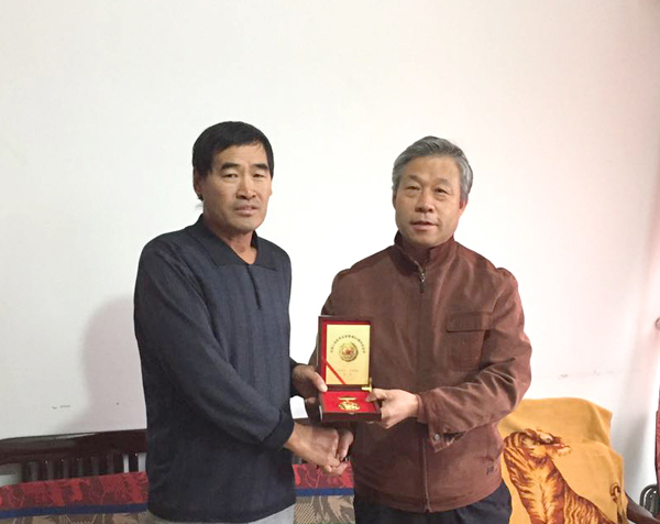 集团总公司向导为已故老红军支属揭晓红军长征胜利80周年岁念章