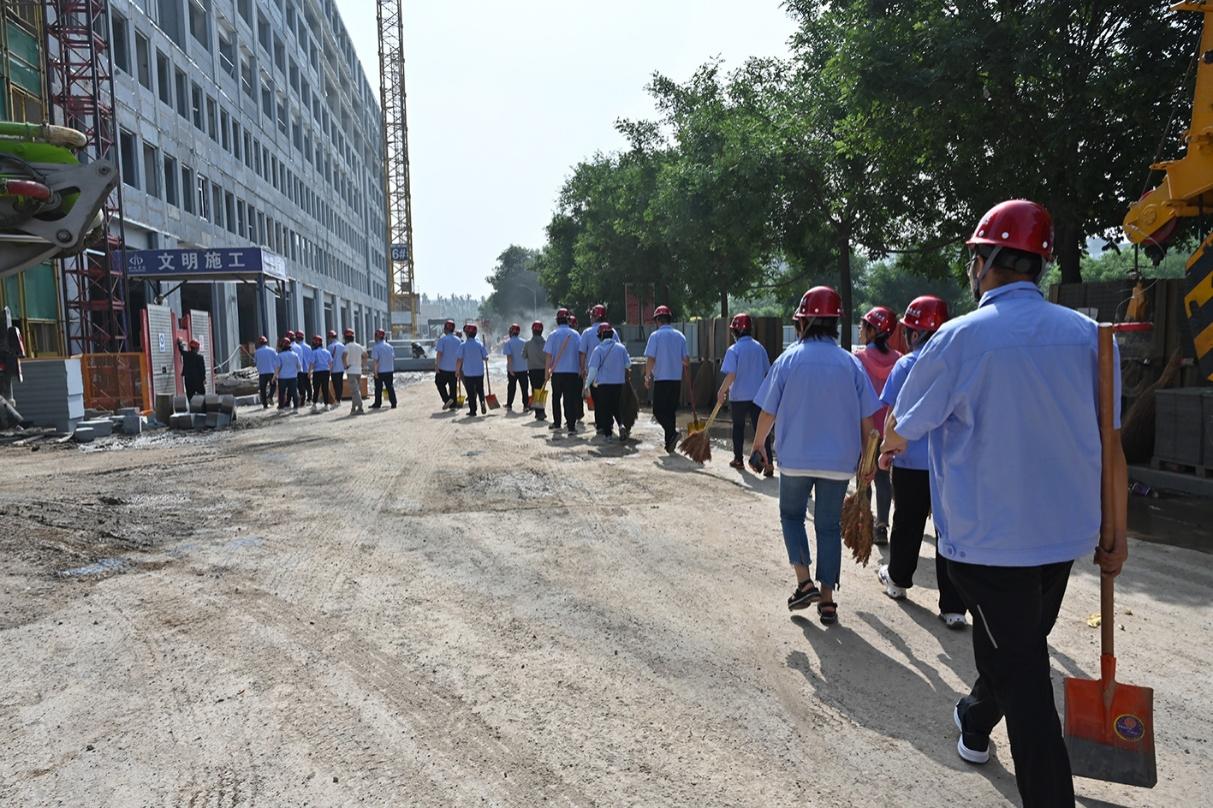 山西建投四建集团在山西工程科技职业大学项目举行义务劳动